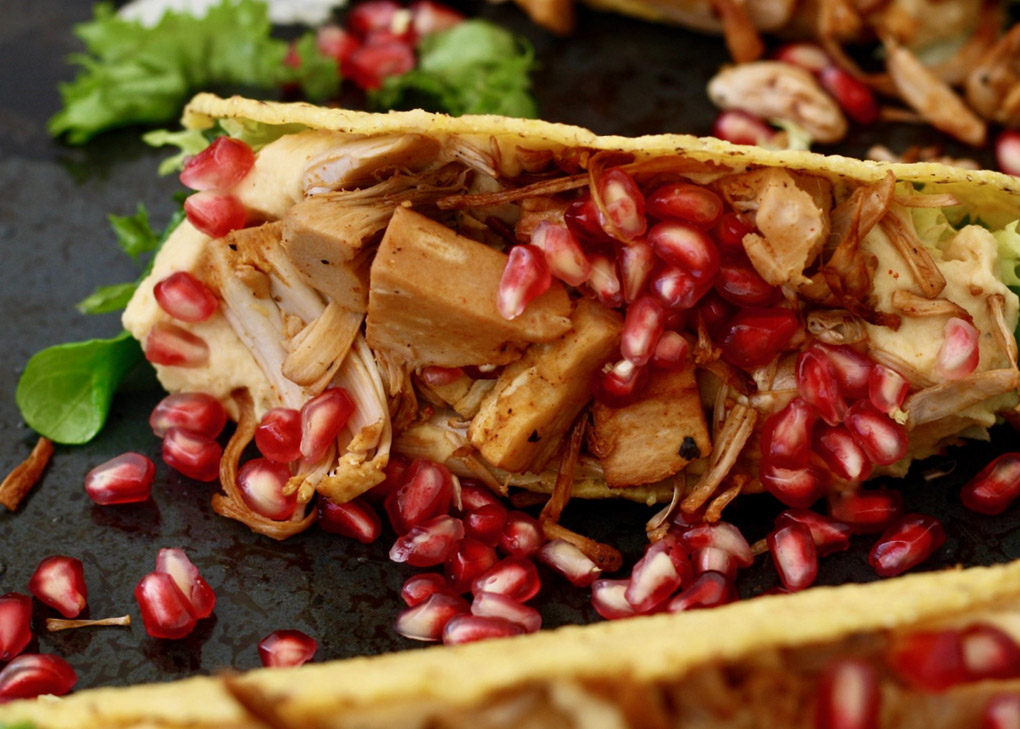 Tacos con Bio Jackfruit, humus y granada