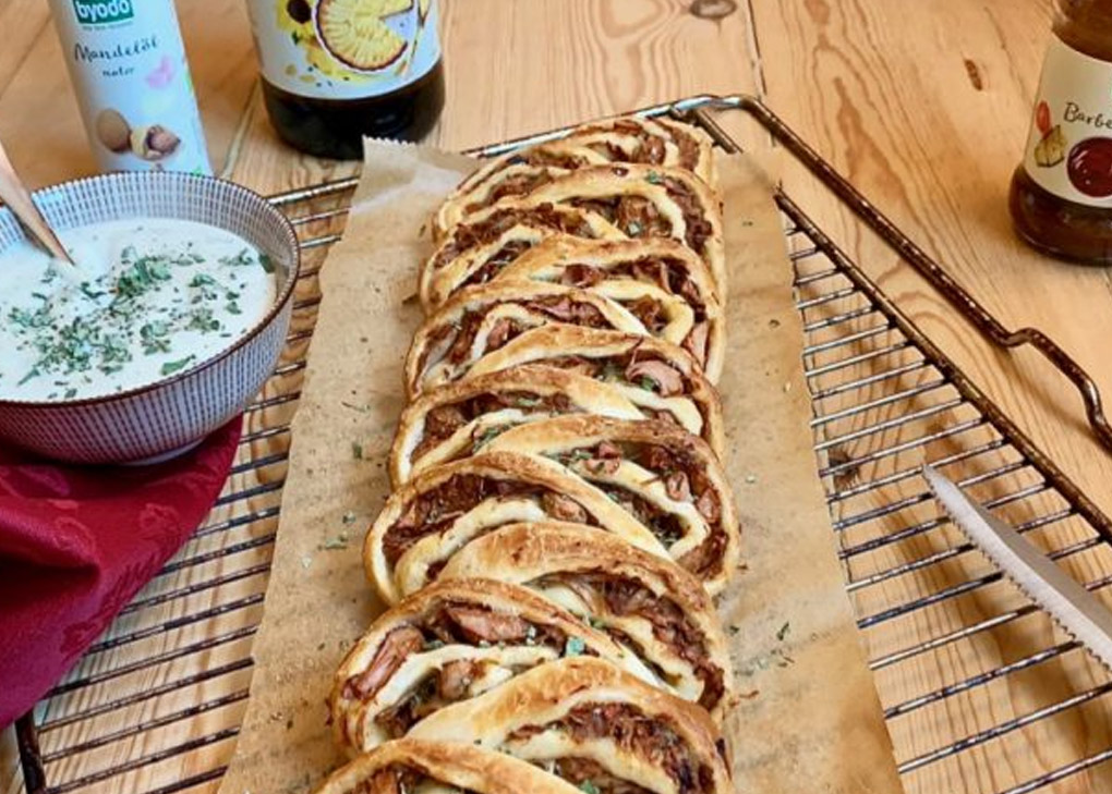 Trenza rellena de Jackfruit y crema de orégano