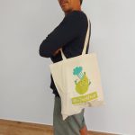 hombre con imagen bolsa de tela jackfruit